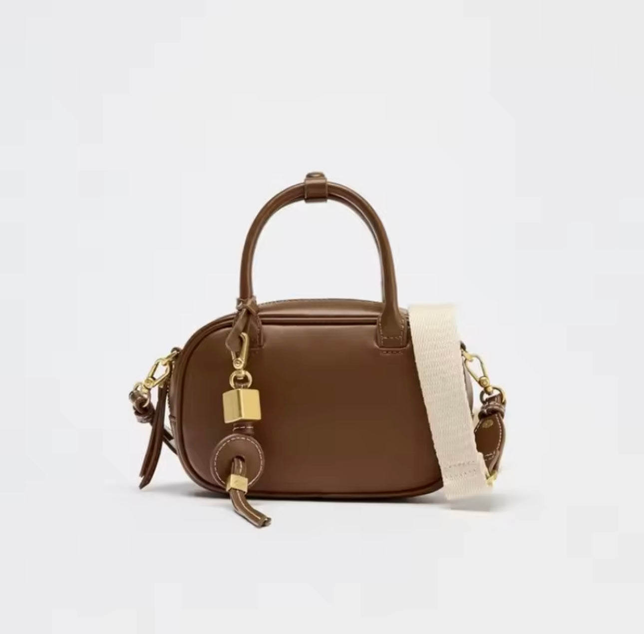Mini-Tasche mit Charm in Dunkelbraun