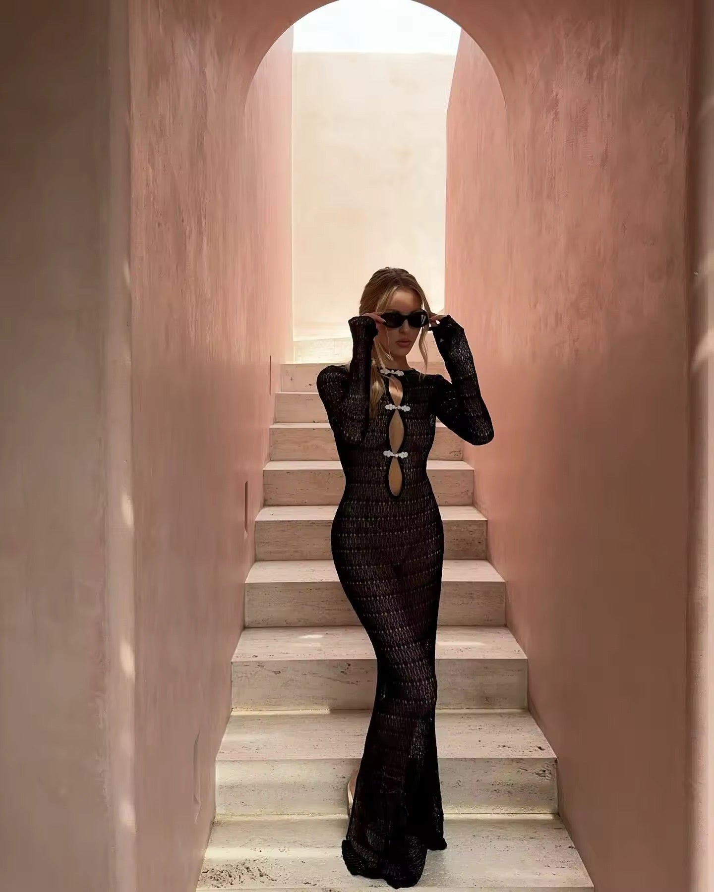 Langes schwarzes Häkelkleid mit Cut-Out-Details und langen Ärmeln – eleganter und transparenter Look von Ezouna für Damen