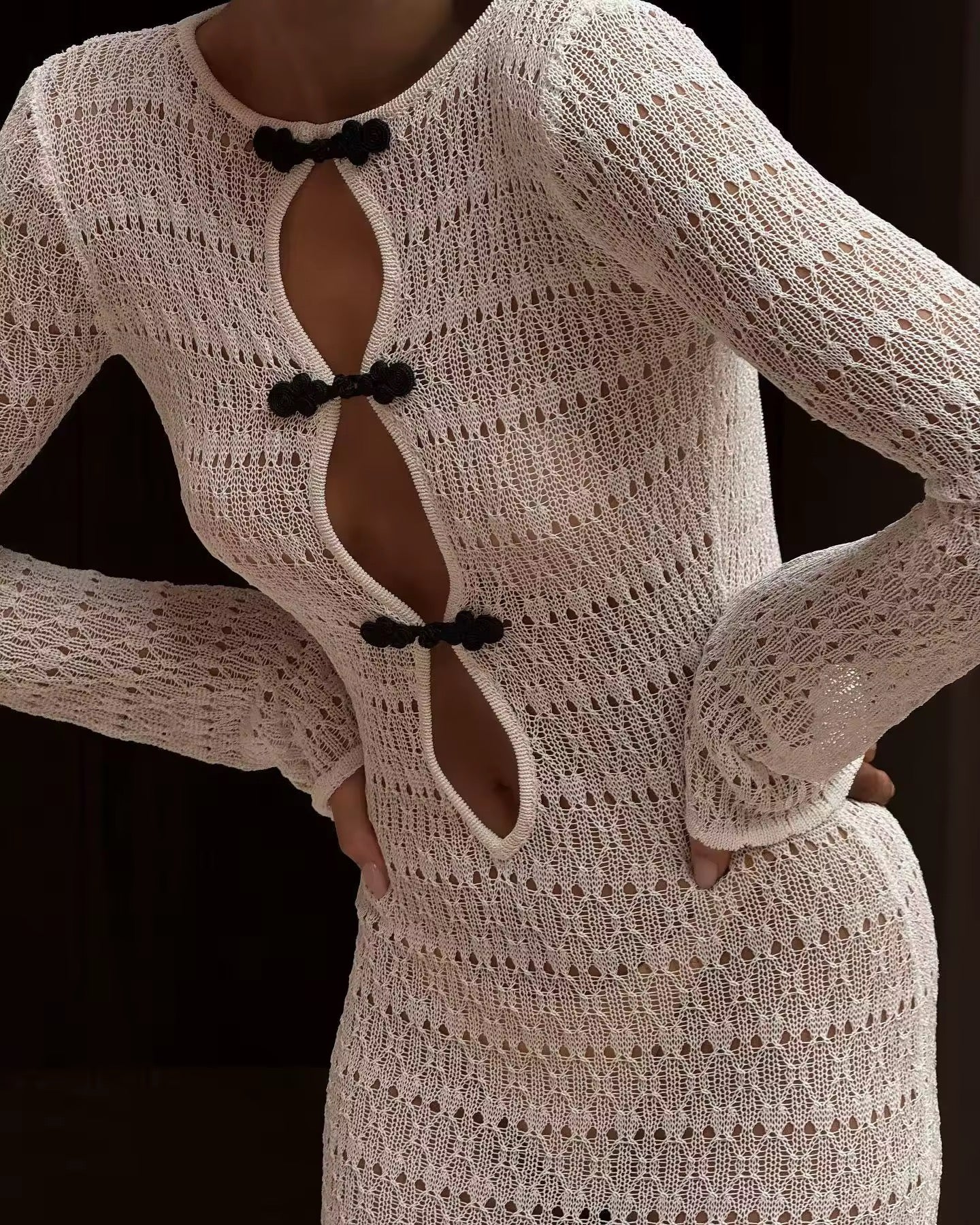 Detailansicht der Cut-Outs und Verschlüsse des Arielle Maxikleids in Weiß von Ezouna für Damen