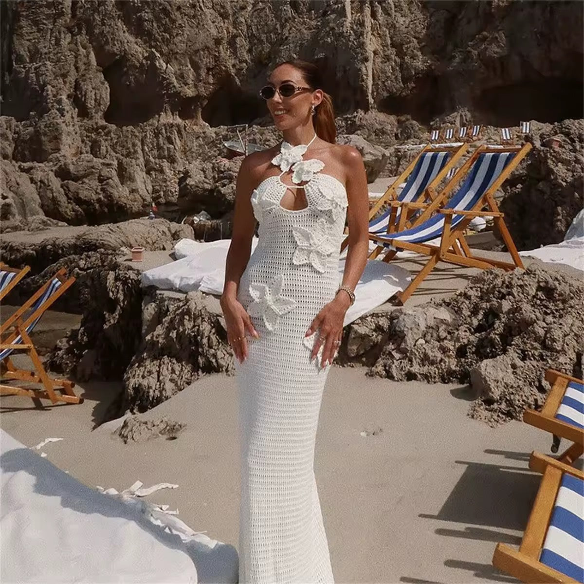 Crochet Maxikleid in Weiß mit handgehäkelten 3D-Blumen, Cut-Outs & Neckholder – Boho Sommerkleid