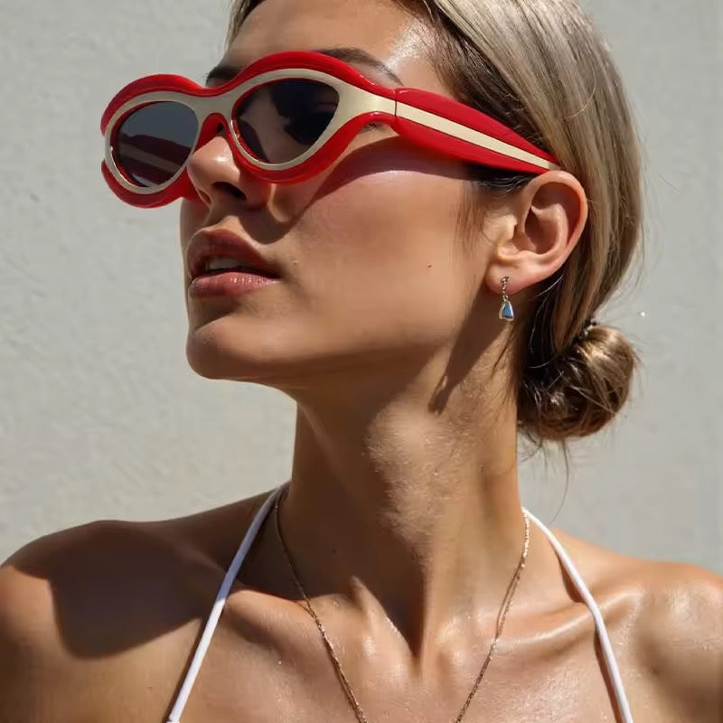 Stylische Cat Eye Sonnenbrille Rot mit goldfarbenen Metallelementen