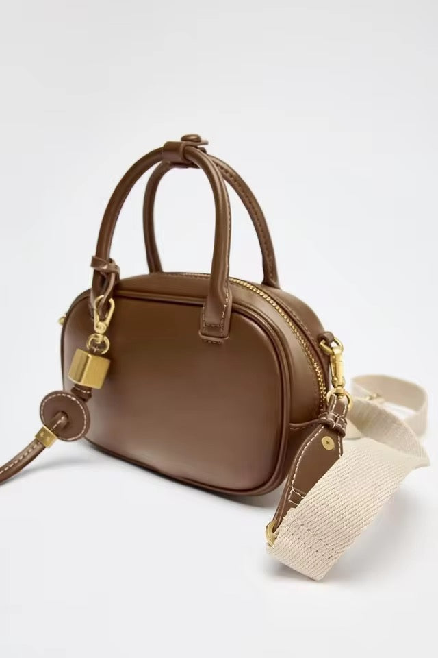 Elegante kleine Crossbody Bag mit Charm Detail