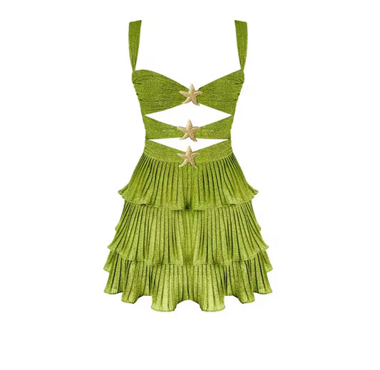 Etoile de Mer Glam Dress grün Vorderansicht
Glamouröses Sommerkleid mit Seestern-Details
Plisseerock Cut-Out Dress grün elegant