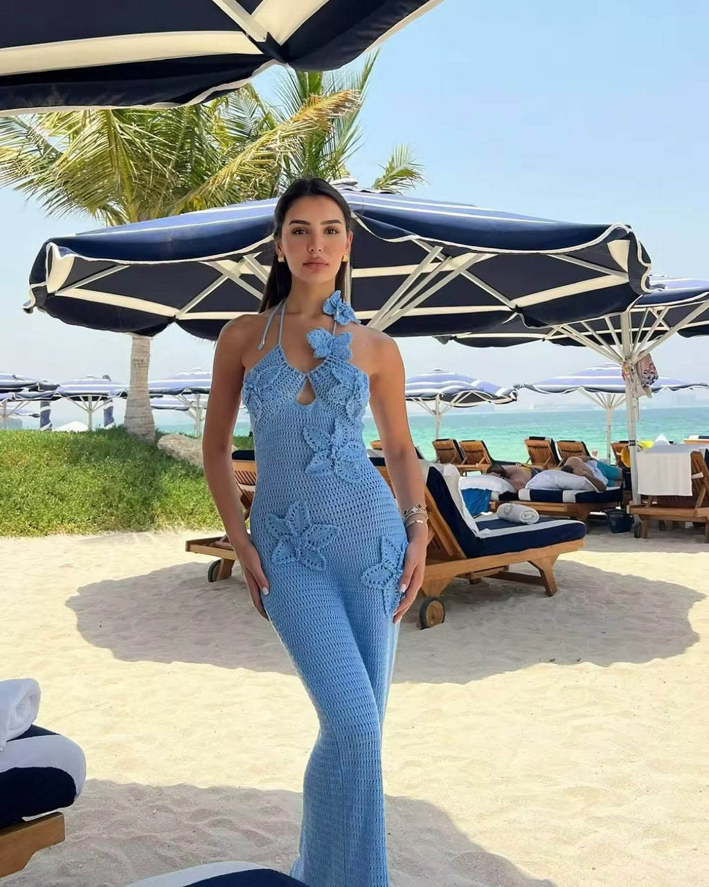 Crochet Maxikleid in Blau mit handgehäkelten 3D-Blumen, Cut-Outs & Neckholder – Boho Sommerkleid
