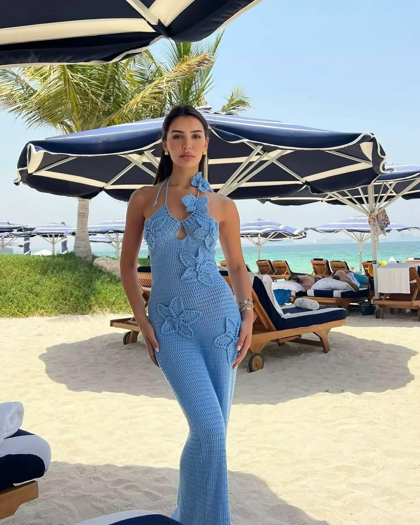 Crochet Maxikleid in Blau mit handgehäkelten 3D-Blumen, Cut-Outs & Neckholder – Boho Sommerkleid