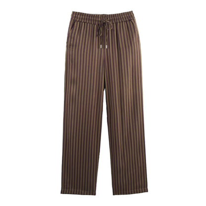 Gestreiftes braunes Damen-Set mit Hemd und Hose aus Satin